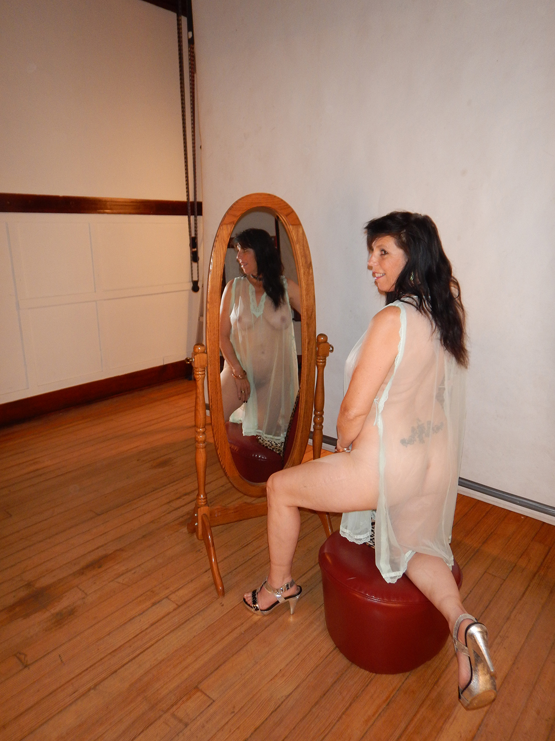 Angela nuda che si guarda allo specchio